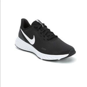 Nike Revolution 5 cushions